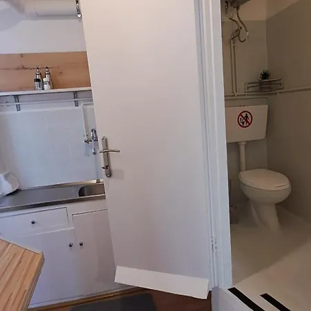 Central Studio Apartment *