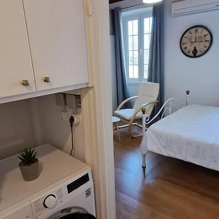 Central Studio Apartment *